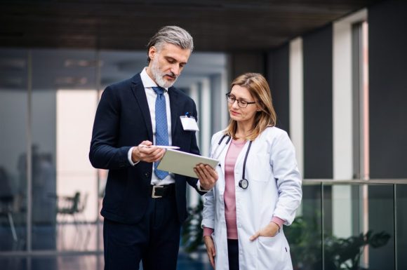 Portada de curso de ventas para representantes medicos especializados en vender